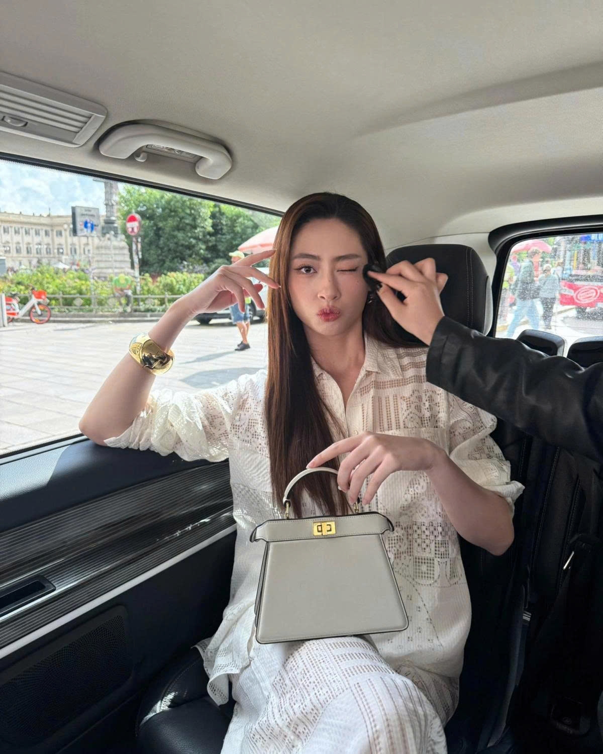 Hoa hậu Lương Thùy Linh tút tát diện mạo trên xe hơi khi tham dự show của thương hiệu Fendi tại Milan Fashion Week.