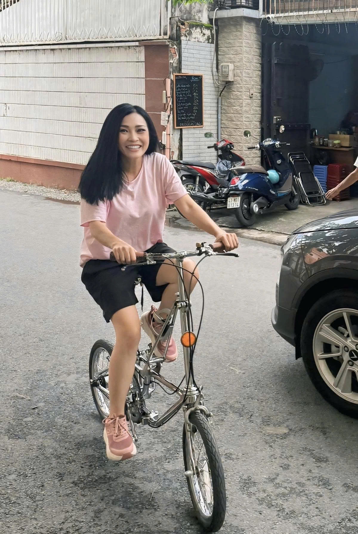 Ca sĩ Phương Thanh tận hưởng buổi chiều thảnh thơi đạp xe dạo phố.
