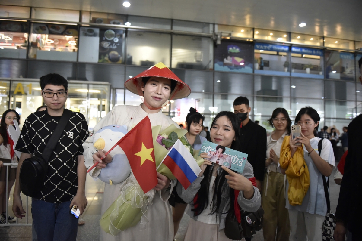 Nhiều khán giả đã có mặt từ sớm tại sân bay Nội Bài để chào đón quán quân Intervision 2025.