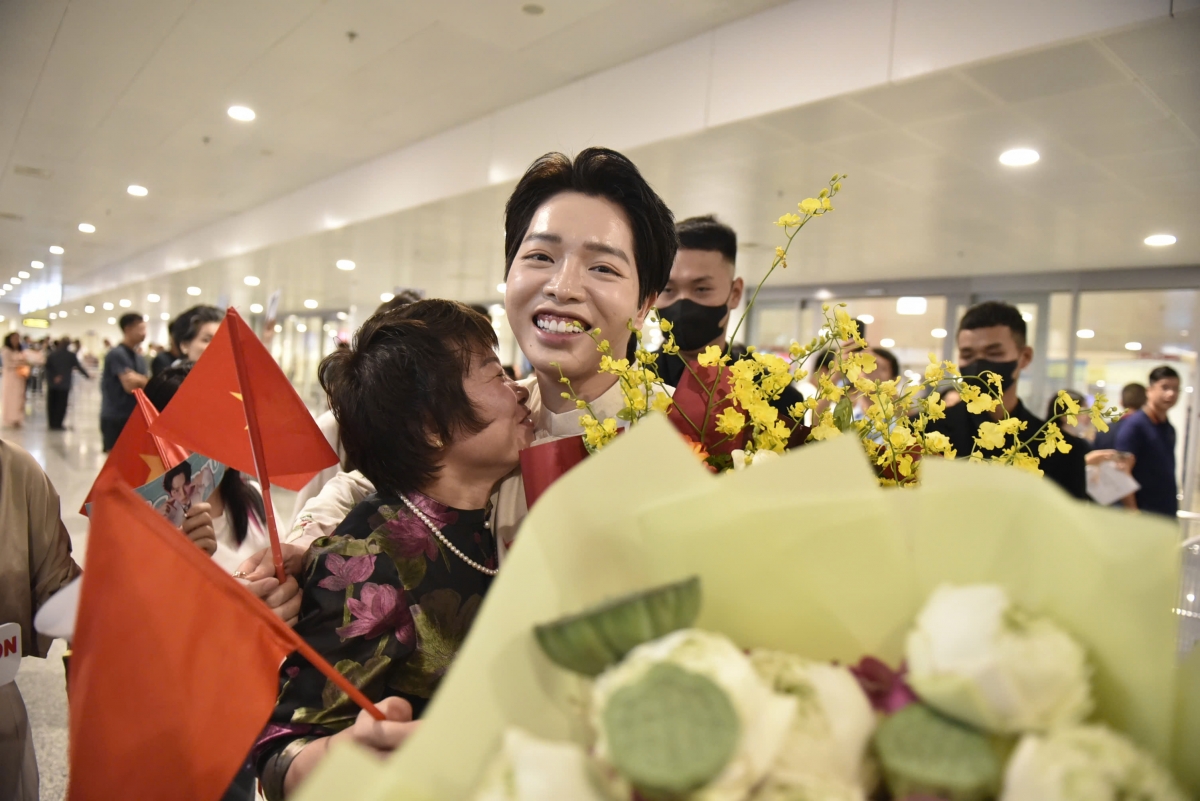 Đức Phúc trở về Việt Nam trong vòng tay chào đón nồng nhiệt của đông đảo khán giả, người thân.