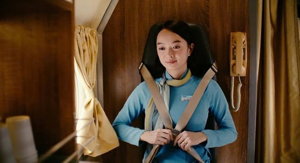 Nữ tiếp viên hàng không do Kaity Nguyễn đóng trong "Tử chiến trên không" (Ảnh: ĐPCC)