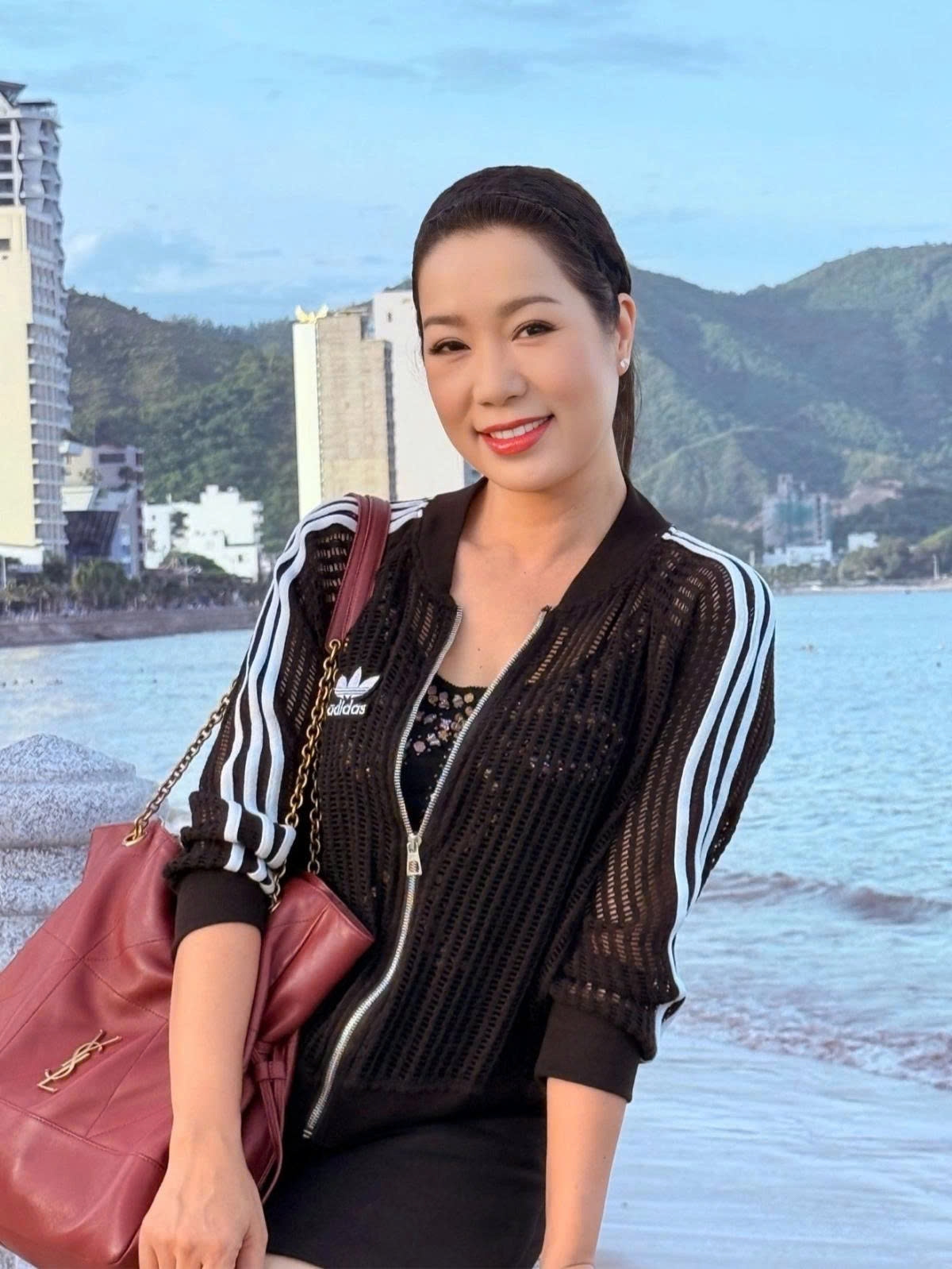 Trịnh Kim Chi cho biết cô hạnh phúc, tràn đầy năng lượng khi đi nghỉ dưỡng ngoài biển cùng chồng con.