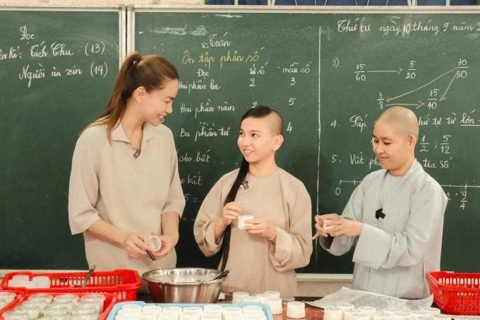 Hồ Ngọc Hà làm từ thiện tại một ngôi chùa ở Vĩnh Long dịp Trung thu.