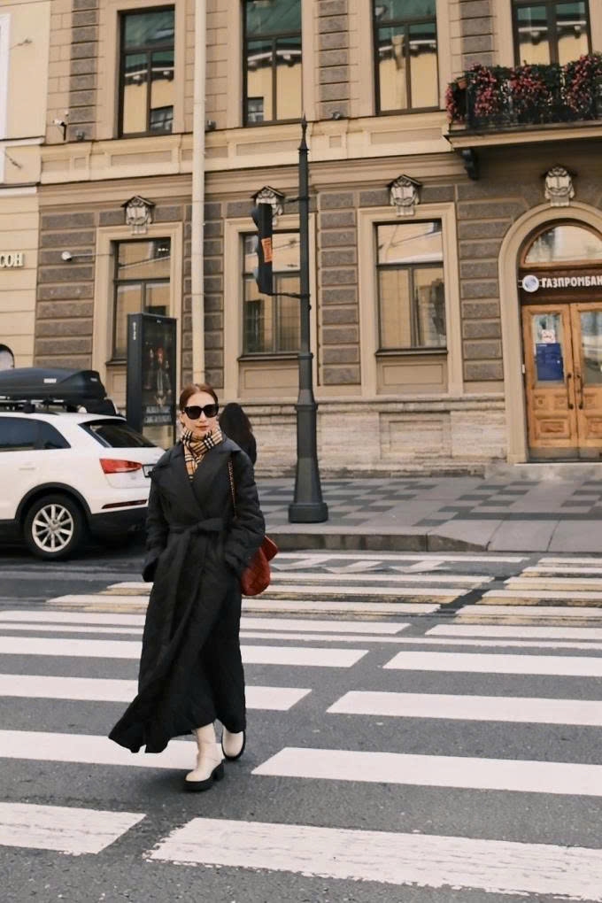 Hòa Minzy chia sẻ khoảnh khắc thả dáng ở Nga. Sau khi cổ vũ Đức Phúc tại cuộc thi Intervision 2025, nữ ca sĩ cùng bố mẹ ở lại Nga để tham quan những địa điểm du lịch nổi tiếng của xứ sở bạch dương.