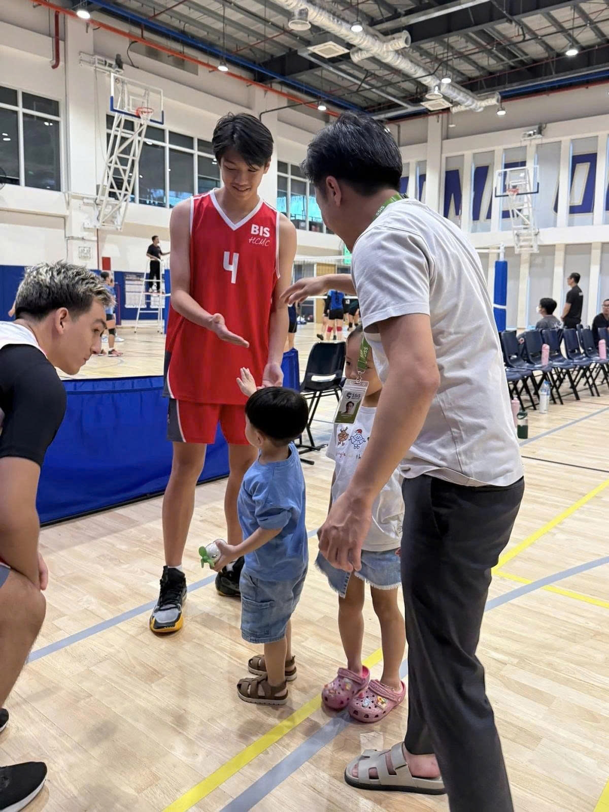 Doanh nhân Cường Đôla dắt hai nhóc Suchin và Sutin tới trường Subeo để cổ vũ anh cả thi đấu bóng chuyền.