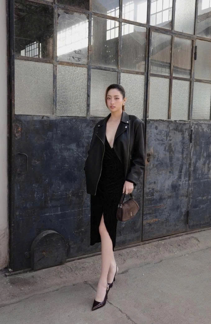 Hoa hậu Lương Thùy Linh diện váy xẻ ngực táo bạo dự show thời trang tại Paris Fashion Week.