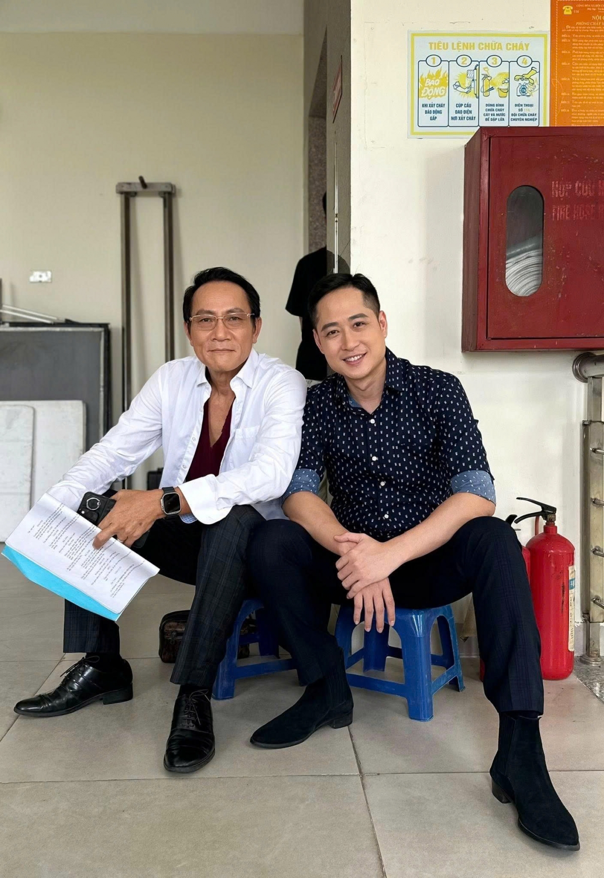 NSƯT Hoàng Hải và diễn viên Mạnh Hưng cùng chụp ảnh trong lúc chờ cảnh quay mới.