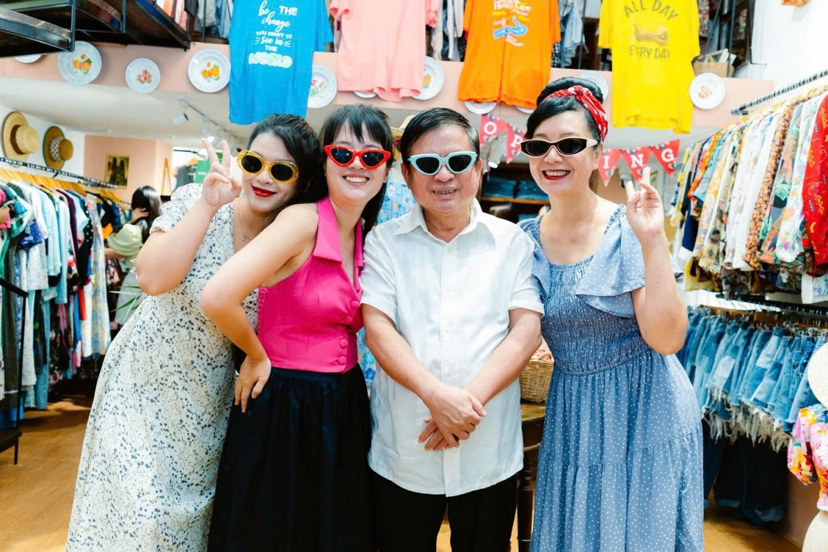 NSƯT Chiều Xuân cùng chồng - nhạc sĩ Đỗ Hồng Quân, chụp ảnh cùng hai con gái. Cả gia đình đeo kính đủ màu hài hước.