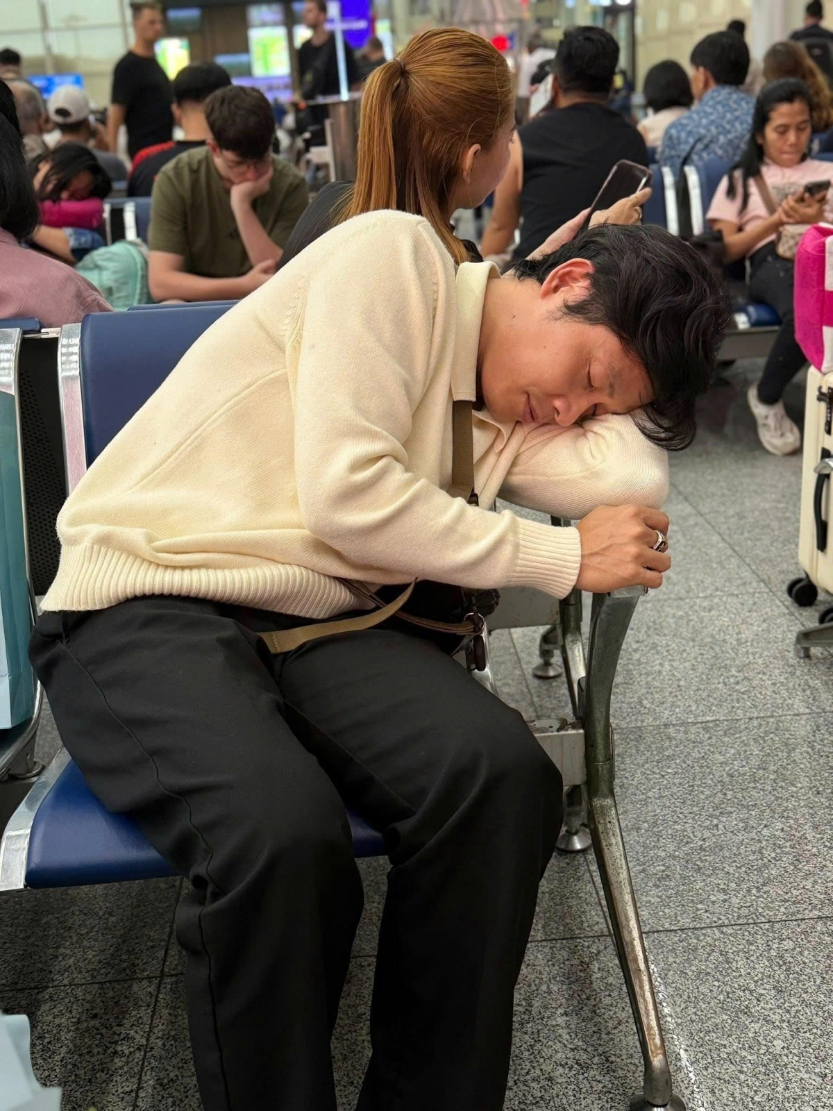 Nhạc sĩ Nguyễn Văn Chung ngủ gục trong lúc máy bay đến trễ.