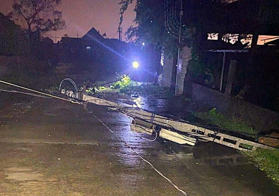 Mưa lớn từng đợt kèm gió mạnh quật đổ cột điện