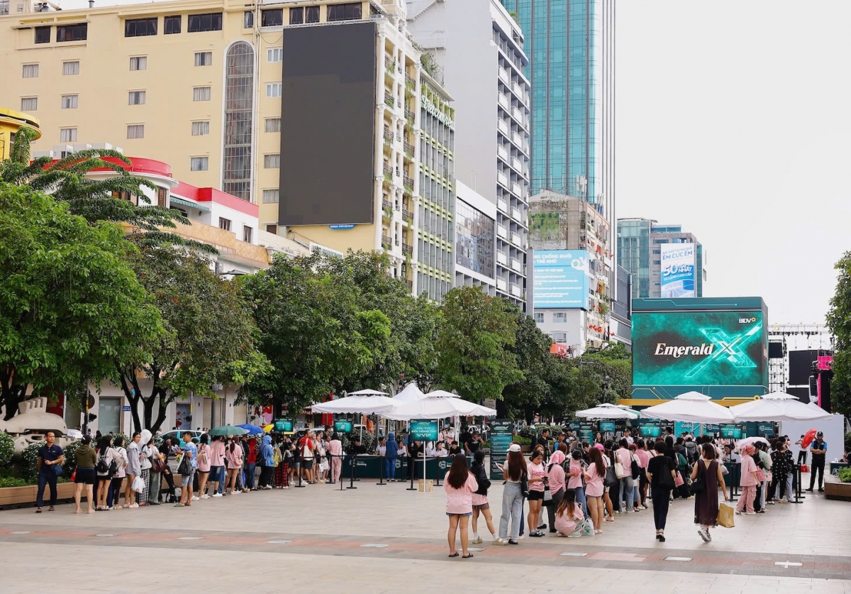 Khách hàng trải nghiệm không gian số BIDV SmartBanking phiên bản X