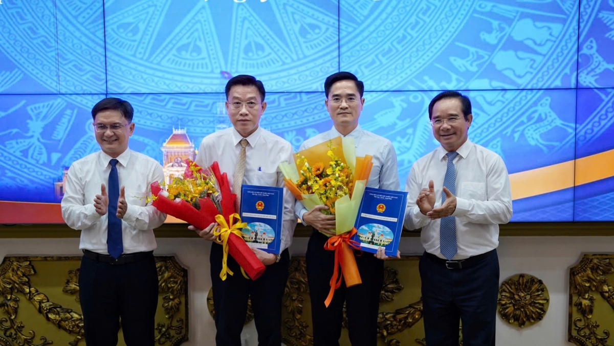 Chủ tịch UBND TP.HCM Nguyễn Văn Được trao quyết định cho ông Trần Quang Lâm và ông Nguyễn Anh Minh (Ảnh: Q.H)