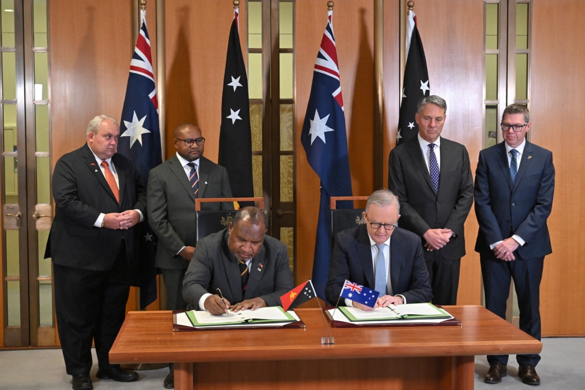 (Từ trái qua) Thủ tướng Papua New Guinea James Marape và Thủ tướng Australia Anthony Albanese ký thỏa thuận quốc phòng. Nguồn: AAP