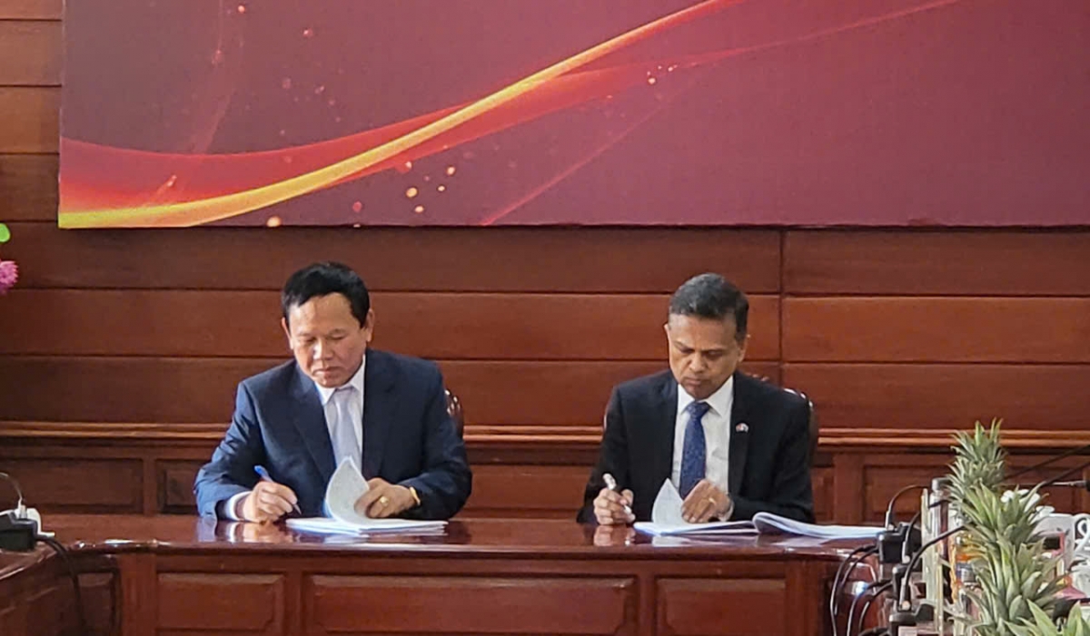 Ông Ranjit Prithviraj Thambyrajah (bên phải hình)