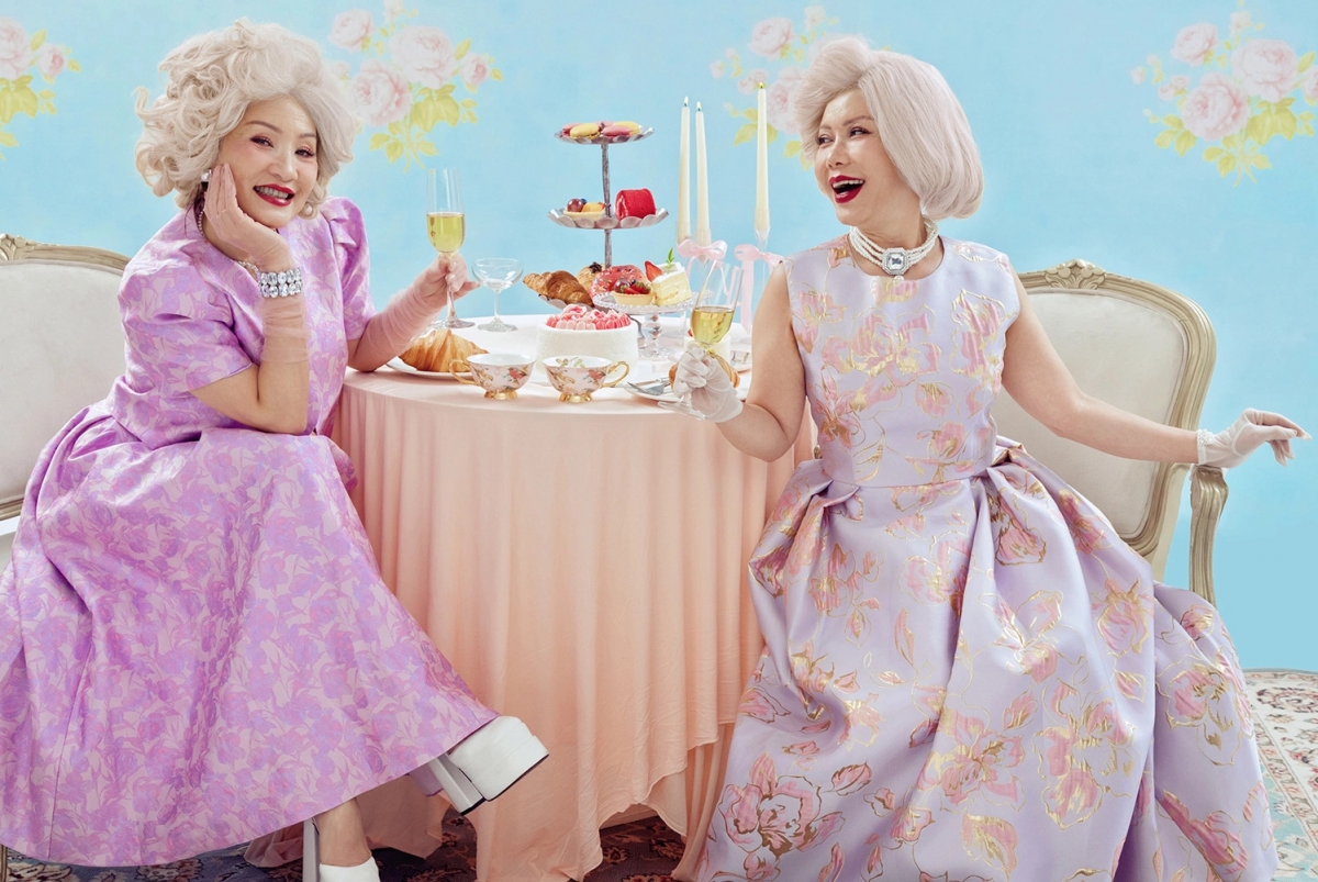 Hai nghệ sĩ Việt Hương và Hồng Đào lên đồ, sắm vai bà ngoại sành điệu, đọ thần thái trong bộ ảnh mới.