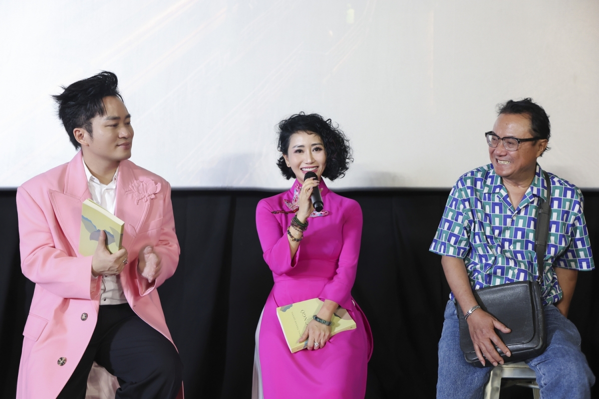 Buổi họp báo ra mắt 2 MV ‘’Mẹ hiền dấu yêu’’ và ‘’Hà Nội đêm giao mùa". Ảnh: Mạnh Nguyễn