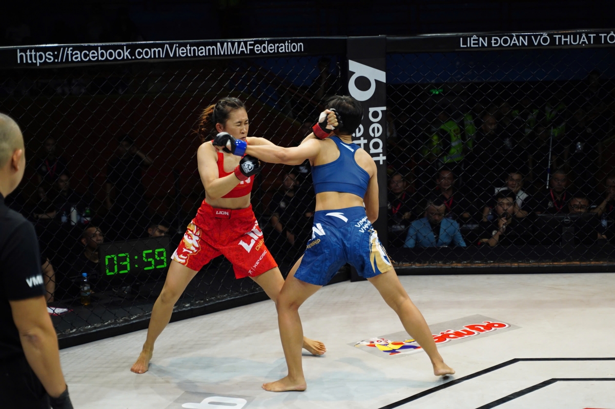 Trận đấu duy nhất của nữ tại sự kiện này cũng diễn ra rất hấp dẫn. 
