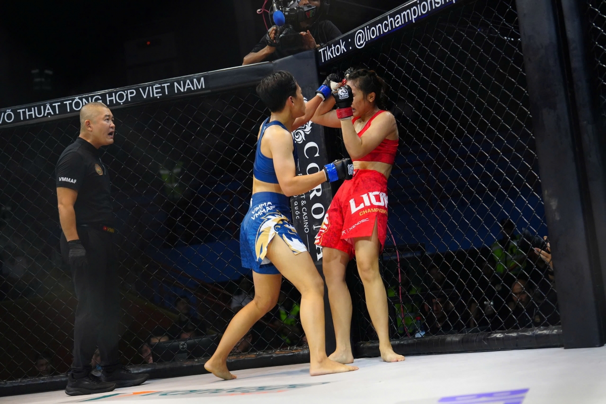 Võ Vũ Lê và Trần Lê Phi Khanh tạo nên màn so tài kịch tính ở hạng 56kg nữ nội dung MMA Pro. 