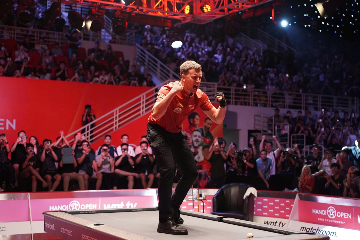 Pujis Labutis ăn mừng cuồng nhiệt. 