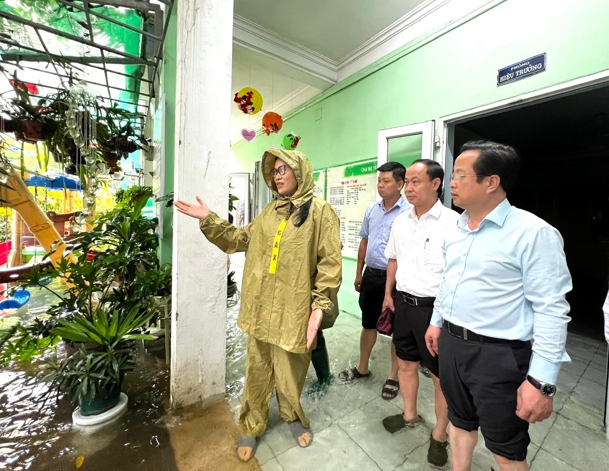Ông Trần Thế Cương, Giám đốc Sở GD-ĐT Hà Nội kiểm tra tại Trường Mầm non Trung Hòa (phường Yên Hòa) bị ngập