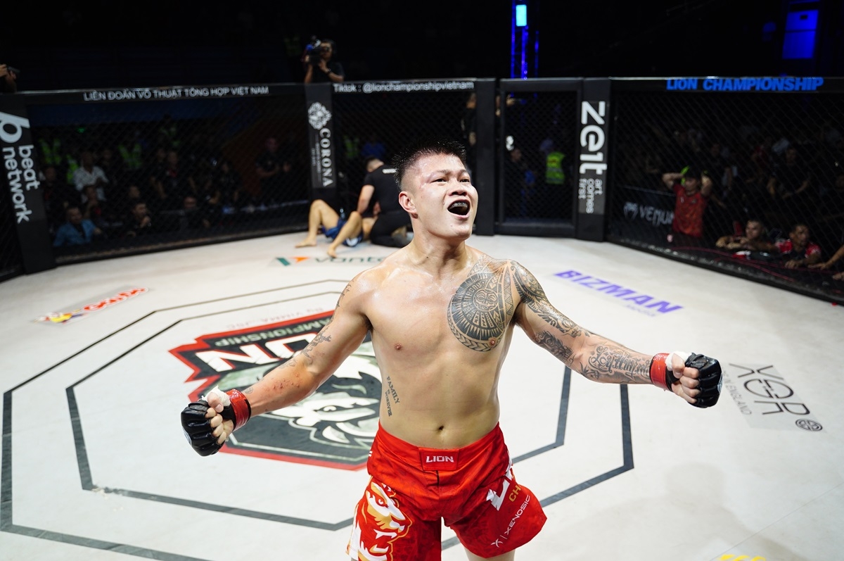 Trong hiệp đầu tiên, Thành Chương thực sự khiến Văn Huỳnh gặp khó khi không thể phát huy được cái chân trái sở trường. Bất ngờ đến ngay đầu hiệp 2, cú đá trái của Văn Huỳnh xuất hiện khiến Thành Chương có phần đau đớn và Văn Huỳnh tận dụng cơ hội để thắng knock-out đối thủ. 