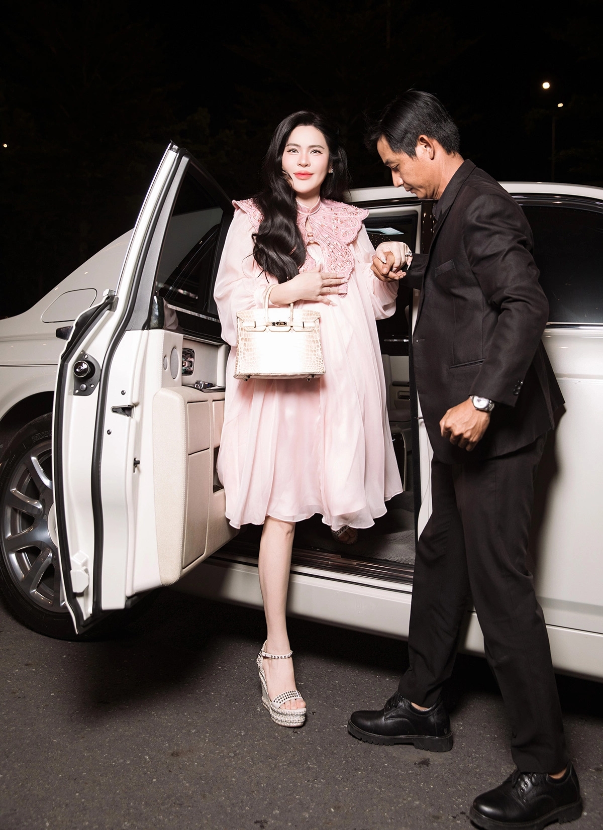 Hoa hậu Phương Lê thu hút chú ý khi bế bầu 8 tháng dự show thời trang của nhà thiết kế Linh San.