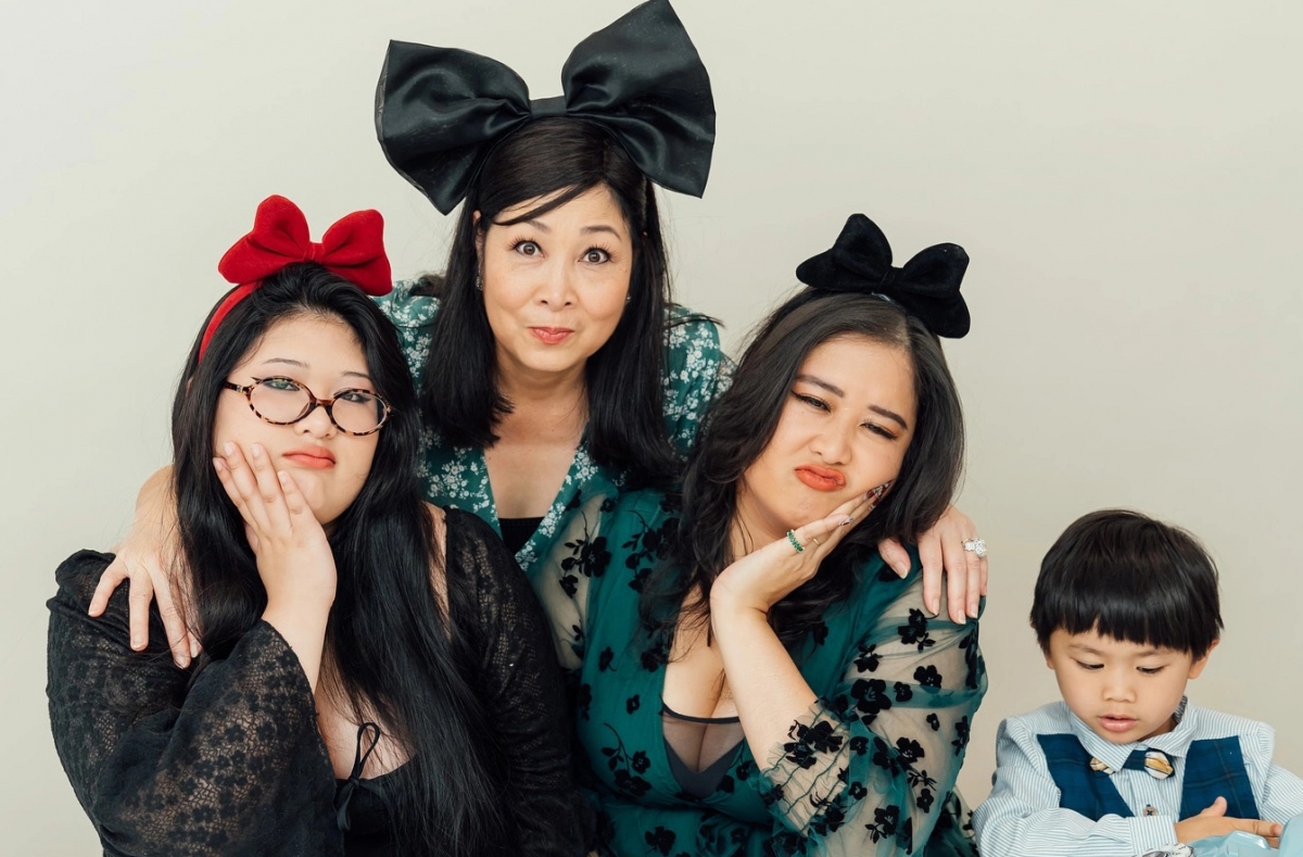 Nghệ sĩ Hồng Vân cho biết chị cùng con út Bí Ngô (bìa trái) mới sang Mỹ thăm con đầu Xí Ngầu và cháu ngoại Simba.