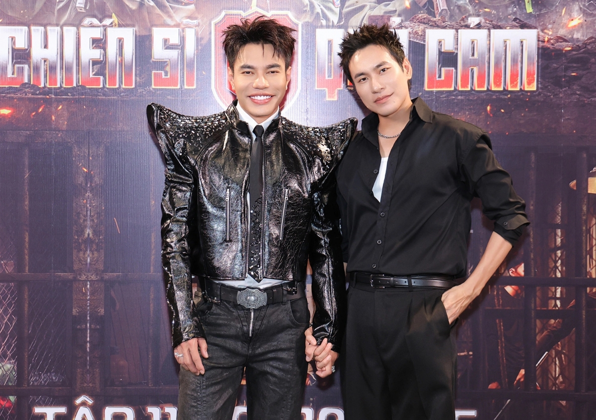 Lê Dương Bảo Lâm và Kiều Minh Tuấn dự buổi công chiếu sớm tập 11 show 'Chiến sĩ quả cảm' ở một cụm rạp tại TP HCM. Kiều Minh Tuấn mặc áo sơmi, quần tây đơn giản còn Lê Dương Bảo Lâm gây chú ý với trang phục phong cách hầm hố, hơi hướng futuristic.