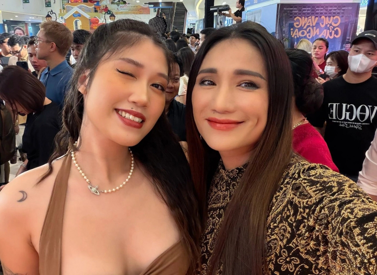 Cát Tường đưa con gái cưng đi sự kiện điện ảnh tại TP HCM. MC cho biết Tường An - con chị - từ Australia về Việt Nam sống và làm việc từ đầu năm 2025. Tường An được khen thừa hưởng nhiều nét đẹp của mẹ. Cô cao 1,73 m, vóc dáng gợi cảm, theo đuổi gu thời trang hiện đại, sexy.