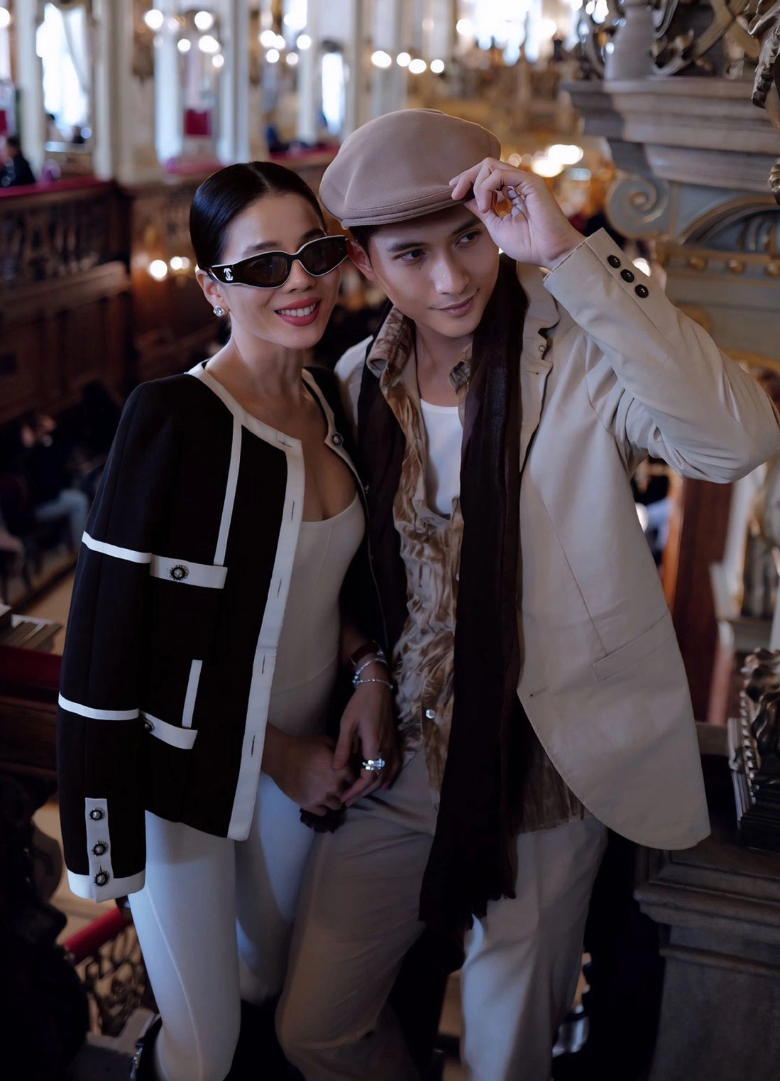 Lệ Quyên sang châu Âu lưu diễn kết hợp du lịch từ đầu tháng 10. Đồng hành cùng cô là bạn trai - diễn viên Lâm Bảo Châu. Trong ảnh, cặp sao quấn quýt khi du ngoạn, khám phá Budapest - thủ đô Hungary, giữa tháng 10.