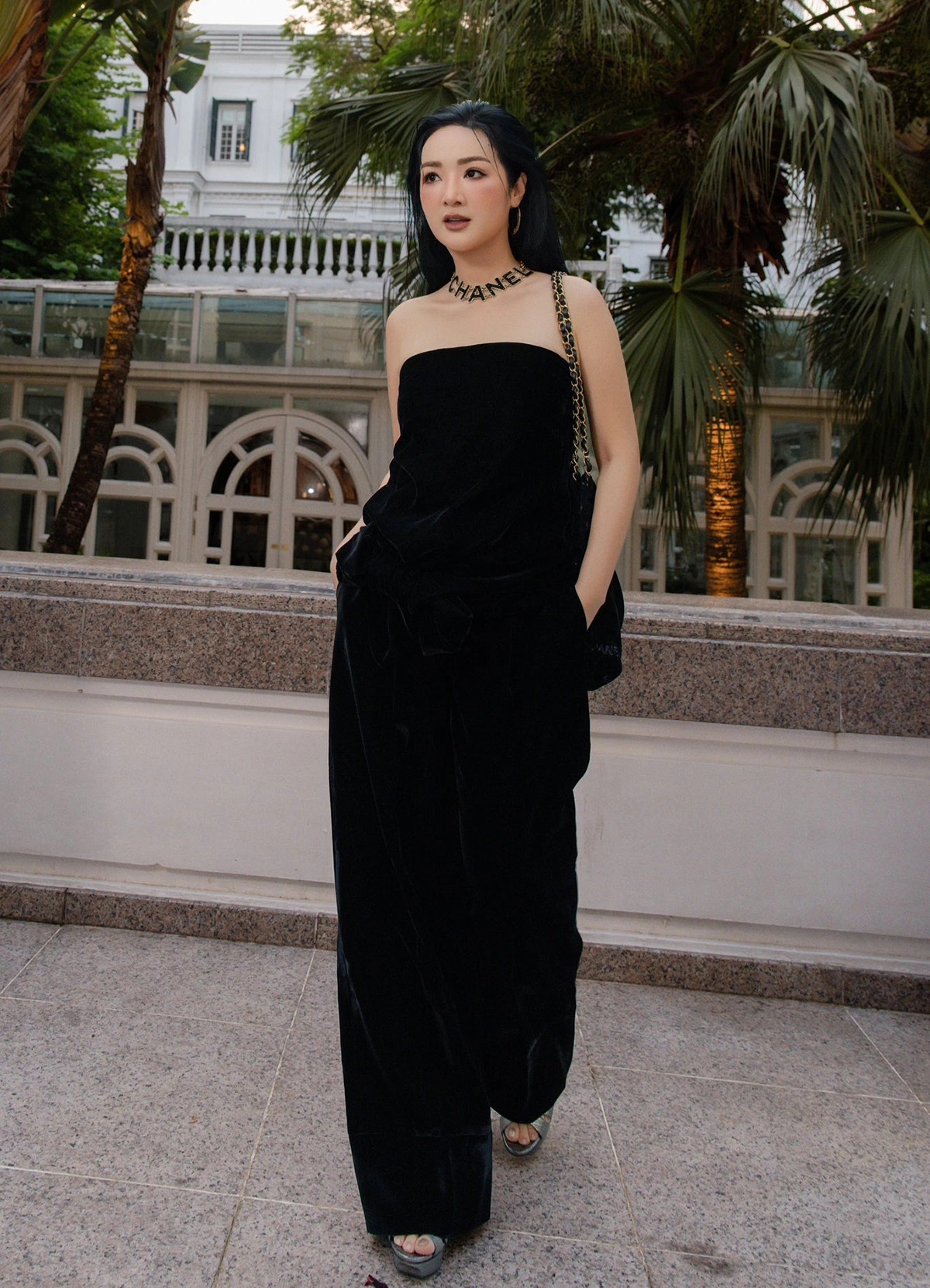 Giáng My nhận 'mưa' lời khen khi đăng ảnh mặc ton sur ton đen, tôn vẻ trẻ trung, sành điệu. Mỹ nhân 7X được nhận xét 'hack' tuổi thành công, dung mạo không thay đổi nhiều theo thời gian.