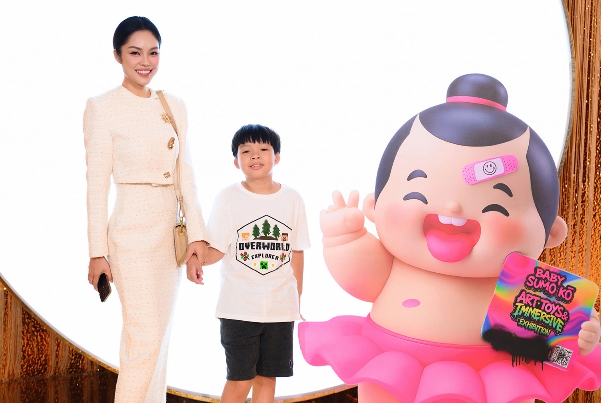 Diễn viên Dương Cẩm Lynh cùng con trai William 9 tuổi hội ngộ nhiều nghệ sĩ trong triển lãm nghệ thuật ở TP HCM.