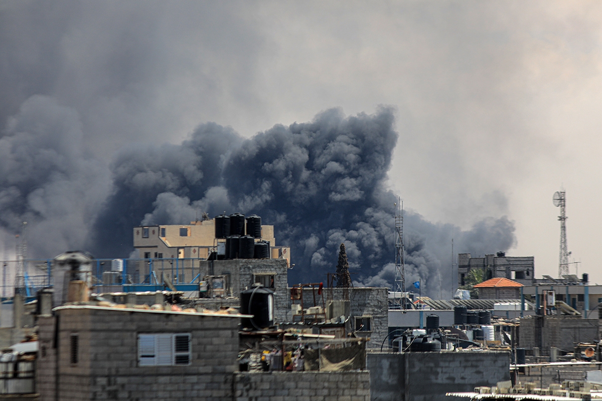 Khói bốc lên sau các cuộc không kích của Israel xuống thành phố Rafah, Dải Gaza, ngày 7/5/2024. (Ảnh: THX)