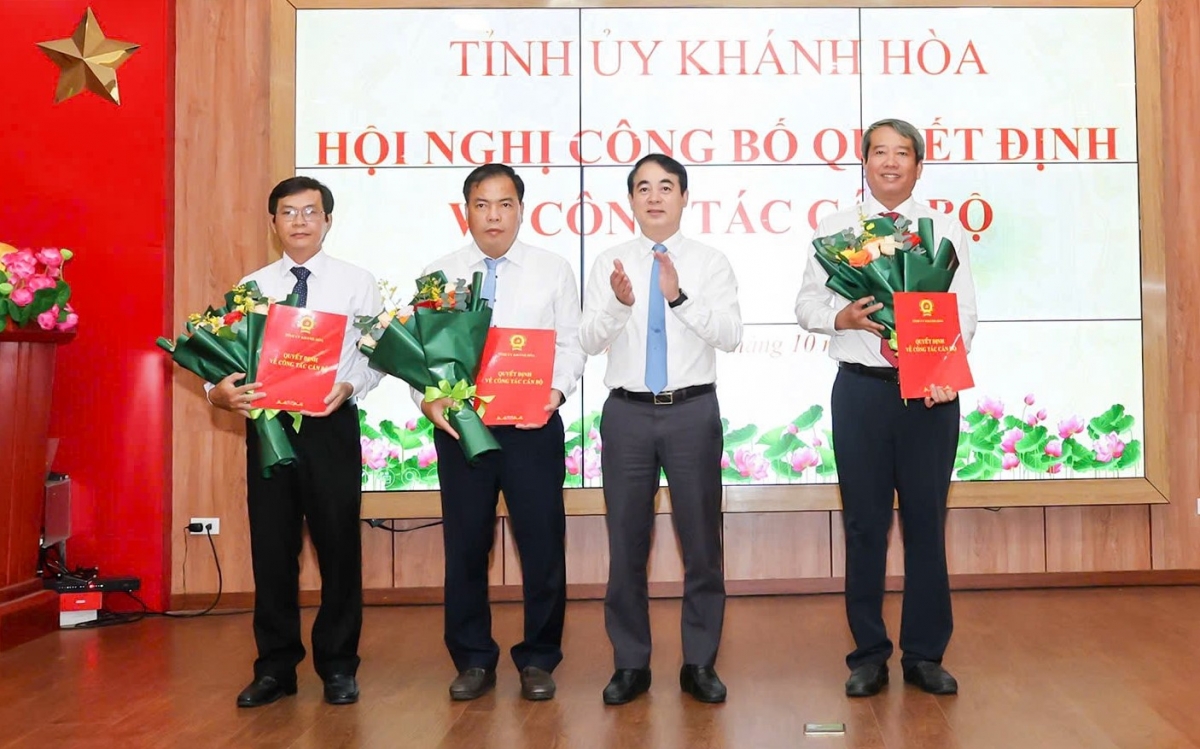 Bí thư Tỉnh ủy Khánh Hòa Nghiêm Xuân Thành (thứ 2 từ phải sang) trao quyết định điều động, chỉ định cho các cán bộ chủ chốt