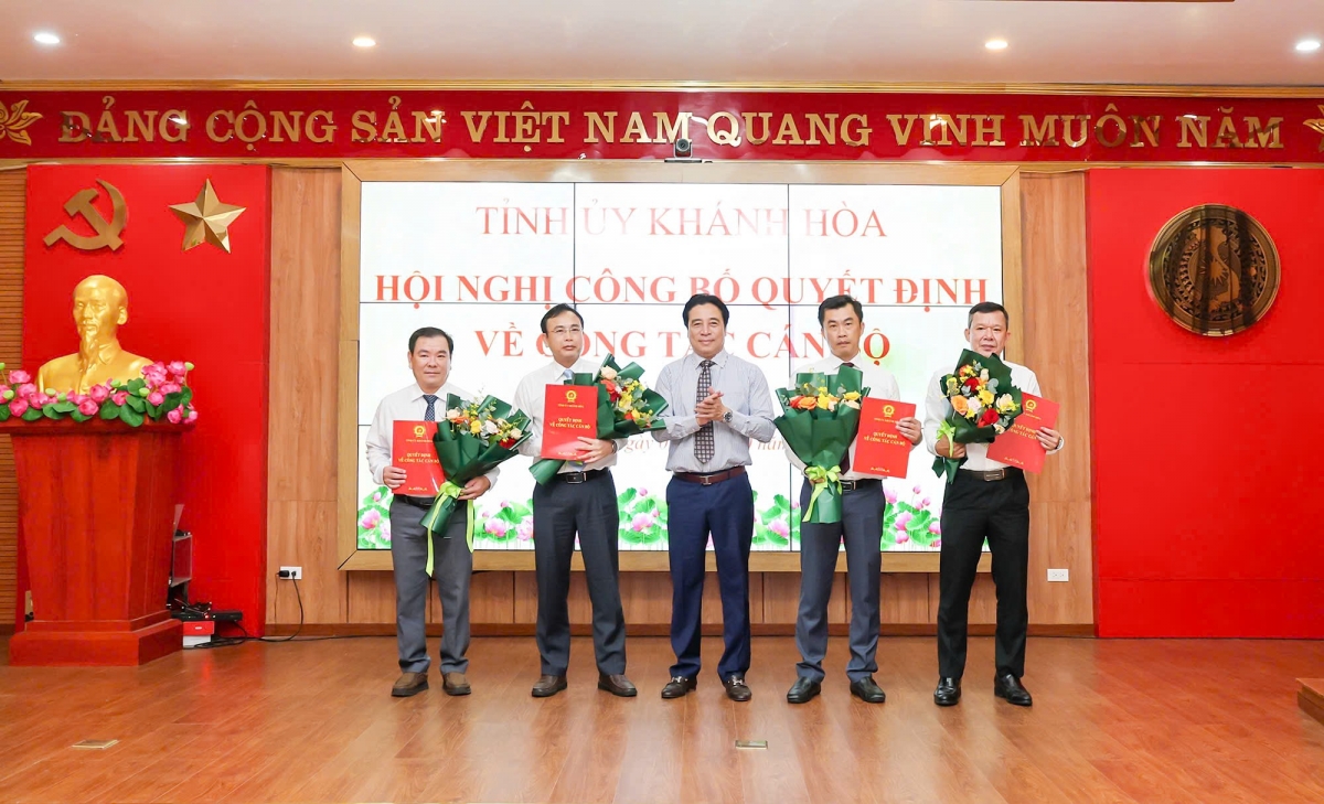 Chủ tịch UBND tỉnh Khánh Hòa Nguyễn Khắc Toàn trao quyết định điều động, bổ nhiệm lãnh đạo các Sở, ngành