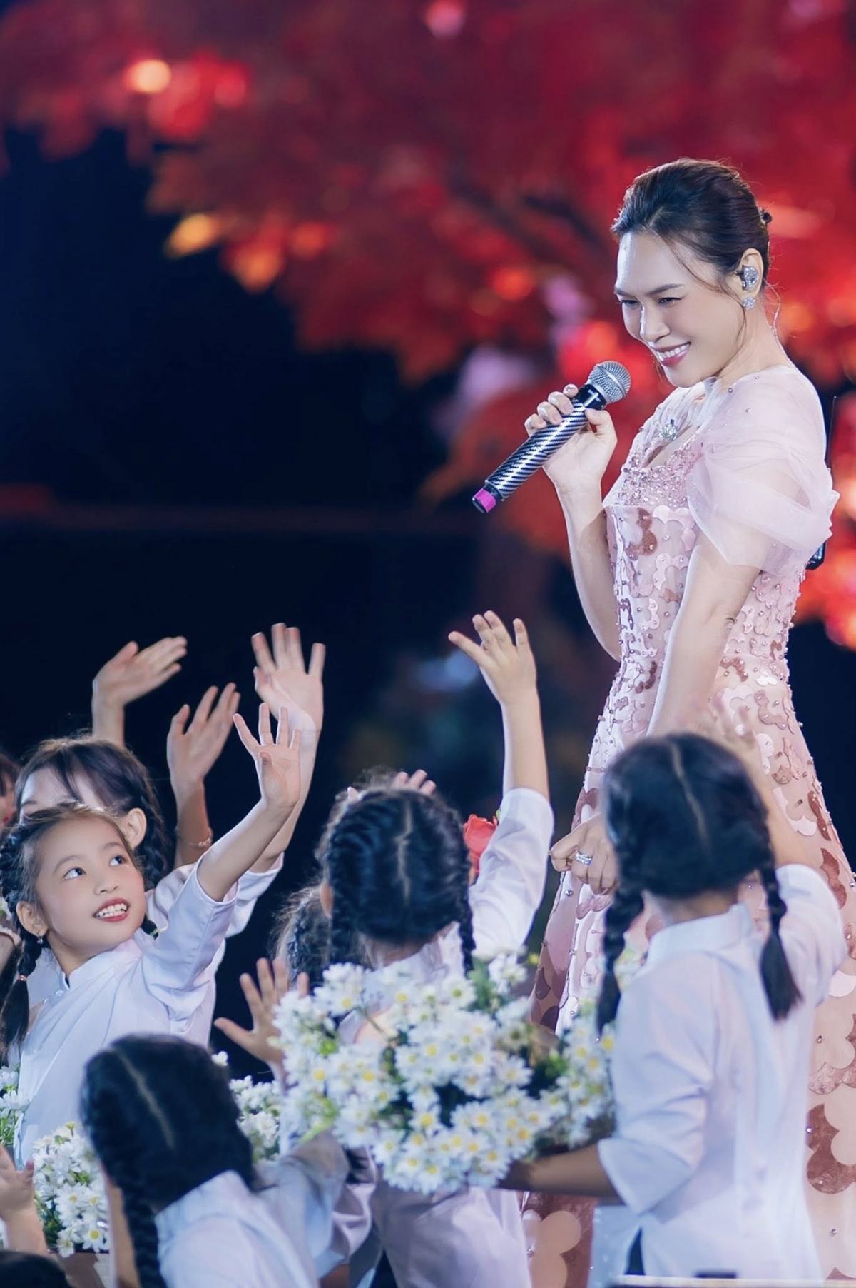 Ca sĩ Mỹ Tâm diện váy đính hàng trăm bông hoa, được khen "xinh như công chúa" khi biểu diễn trong lễ khai mạc Hội chợ Mùa thu 2025.