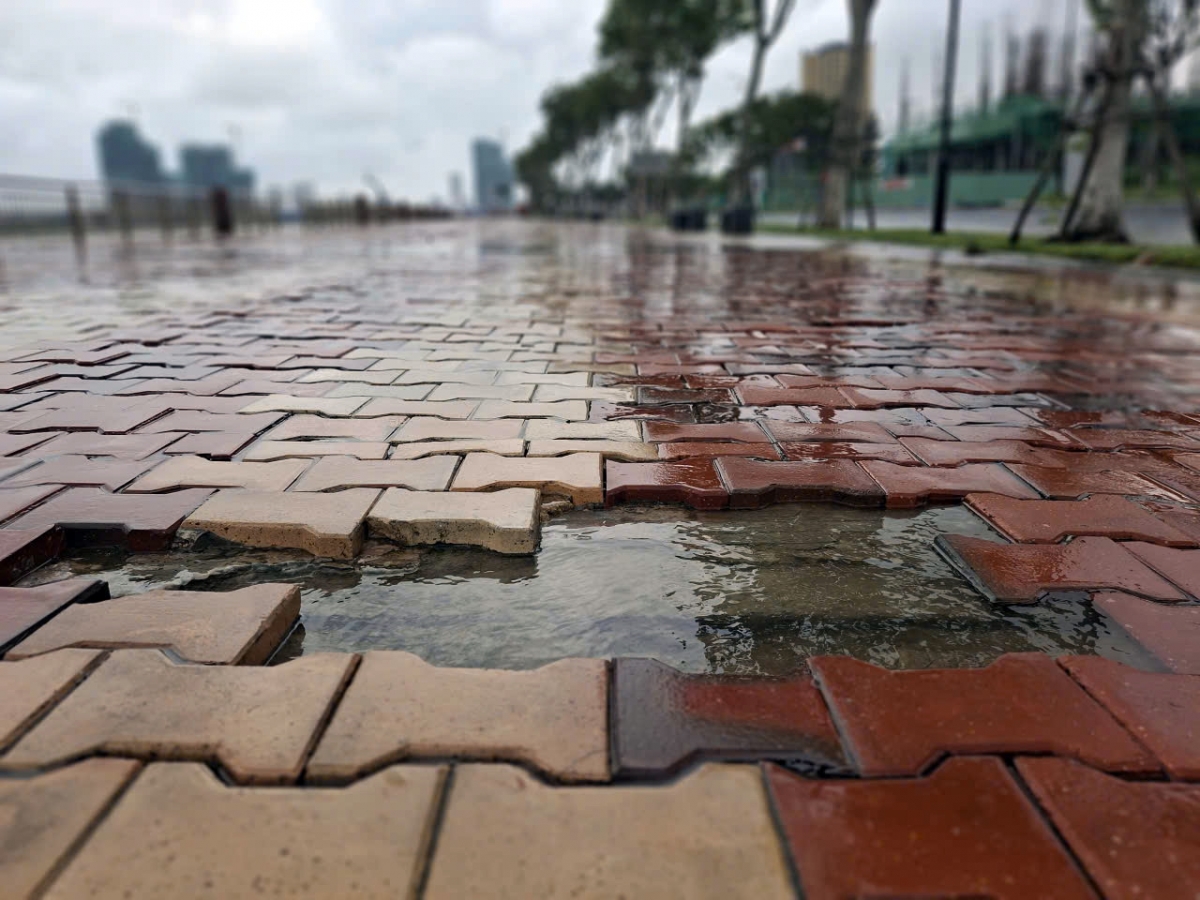 Nhiều tấm gạch lát dọc hành lang đi bộ đường Như Nguyệt bị sóng phá hỏng.
