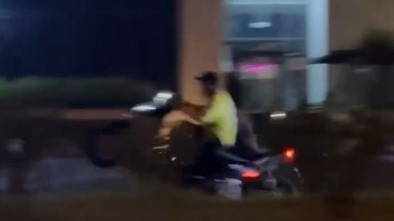 Hình ảnh các đối tượng điều khiển xe "bốc đầu" do người dân quay clip gửi Cục trưởng Cục CSGT