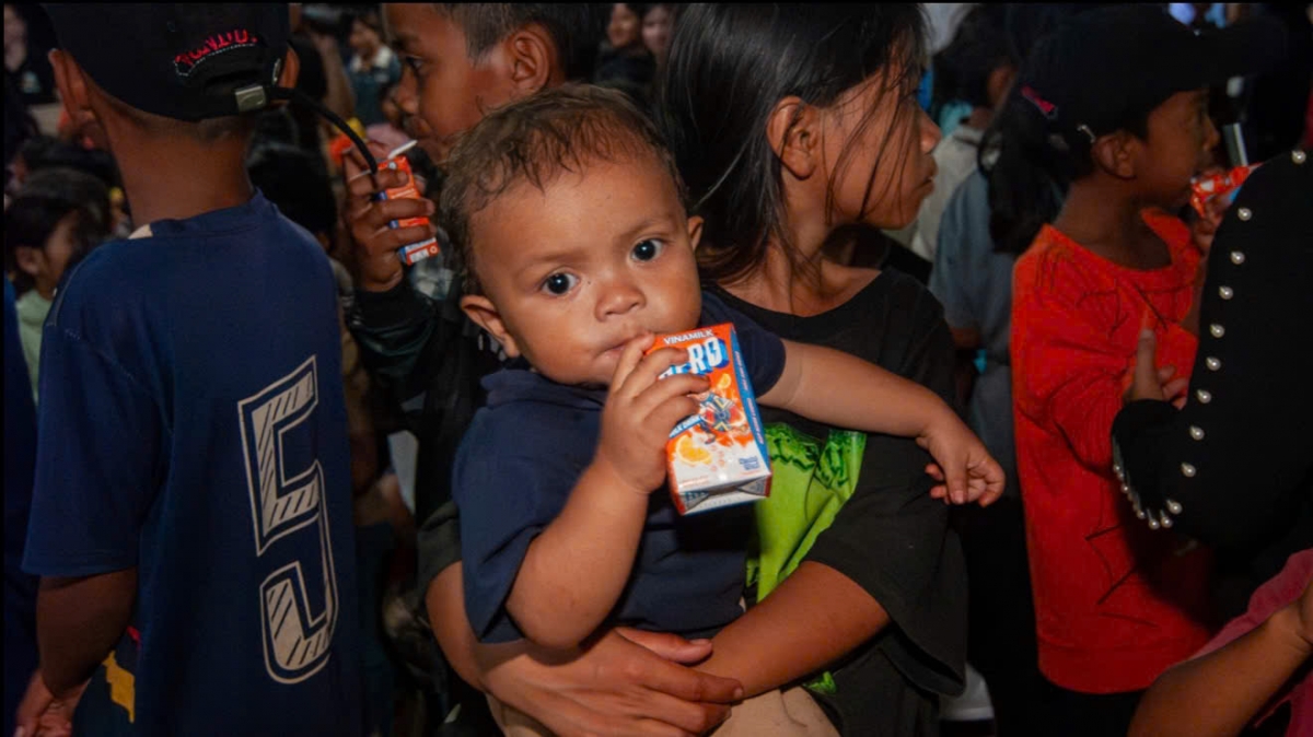 Không chỉ là những hộp sữa, mỗi phần quà Vinamilk gửi trao còn chứa đựng tình yêu thương, sự sẻ chia và niềm tin rằng mọi trẻ em Việt Nam đều xứng đáng được tận hưởng một tuổi thơ trọn vẹn.