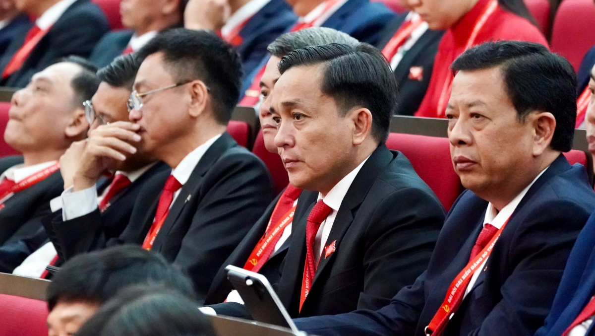 Các đại biểu theo dõi phiên khai mạc.