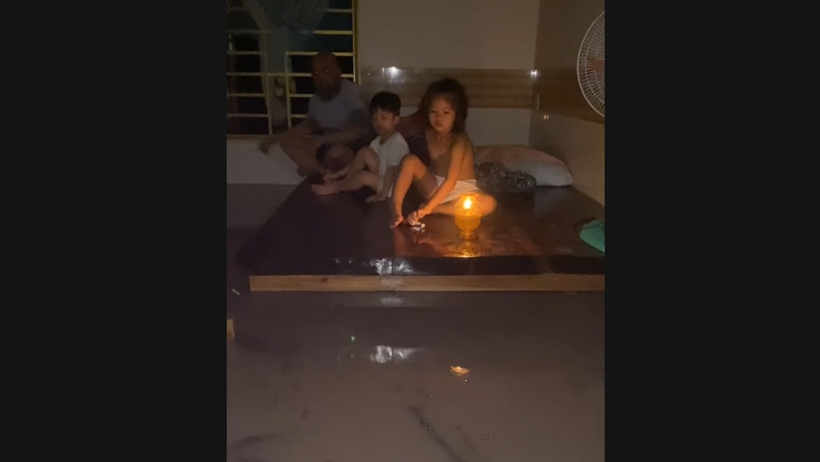 Người dân bị mắc kẹt trong nhà