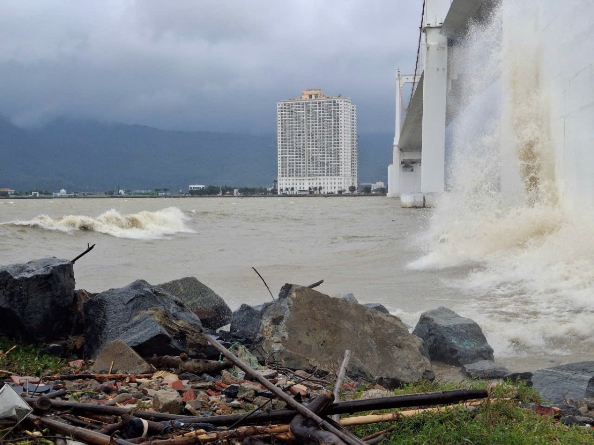 Cột sóng cao, đánh mạnh vào chân cầu Thuận Phước