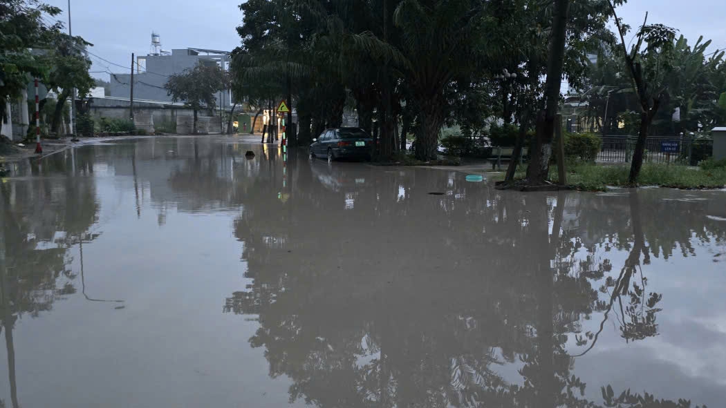 Nước ngập hết các con đường ở Bến Cát, Bình Dương cũ