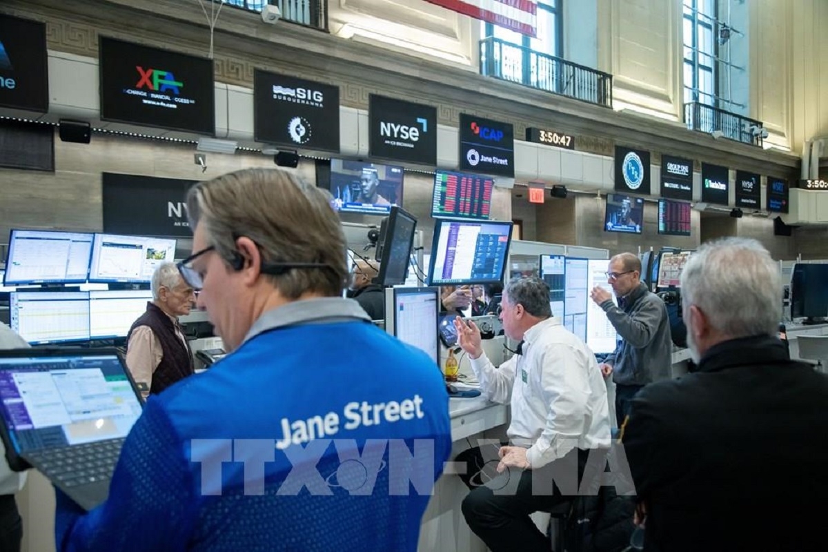 Giao dịch viên tại sàn chứng khoán New York, Mỹ. Ảnh: THX/TTXVN