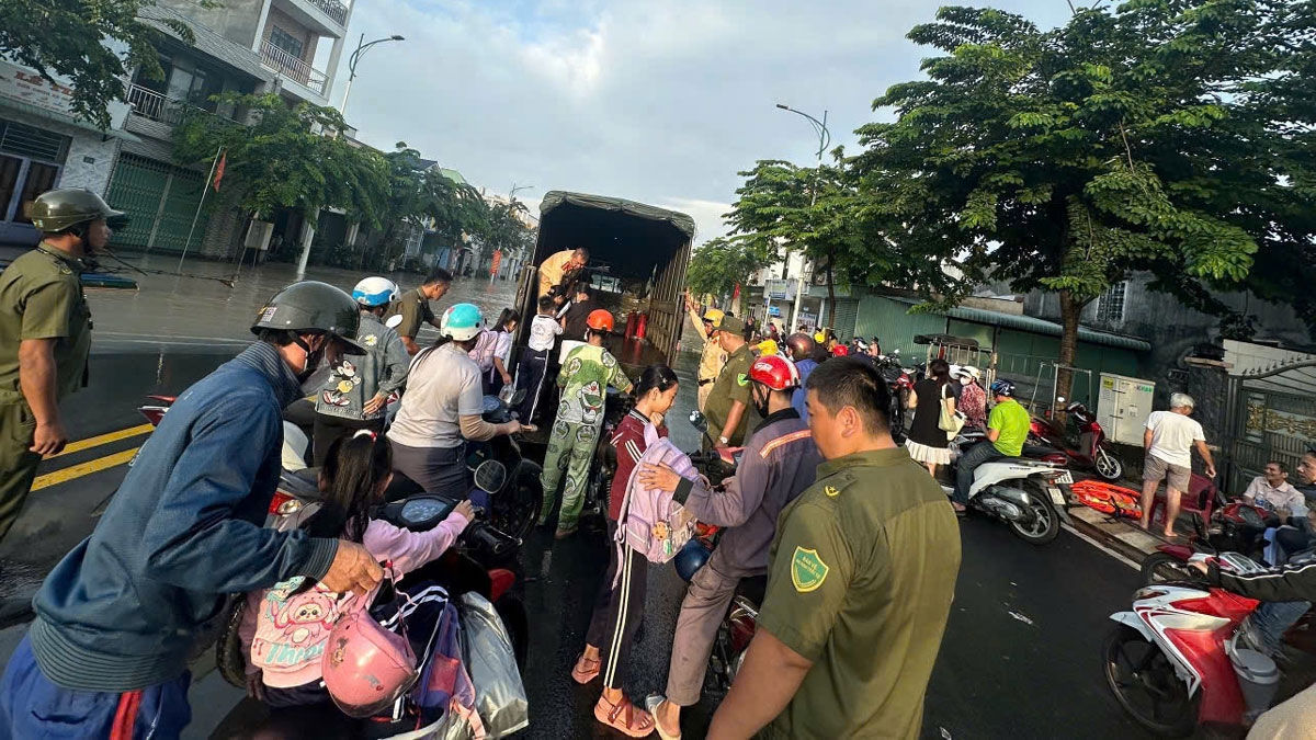 Sáng nay, cơ quan chức năng đưa học sinh, công nhân qua các điểm ngập sâu 