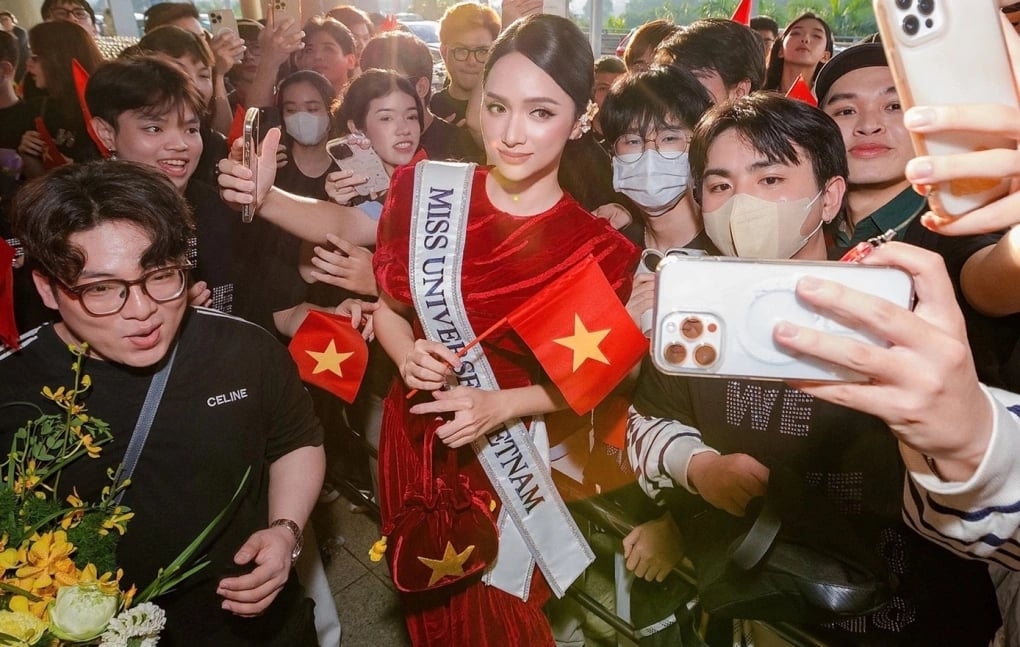 Đông đảo khán giả có mặt tại sân bay Tân Sơn Nhất tiễn hoa hậu Hương Giang lên đường sang Thái Lan dự thi Miss Universe lần thứ 74.