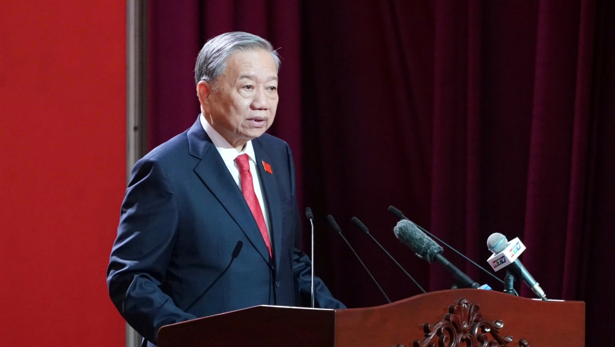 Phát biểu chỉ đạo, Tổng Bí thư Tô Lâm nhấn mạnh, việc hợp nhất TP.HCM với hai tỉnh Bình Dương và Bà Rịa - Vũng Tàu là bước ngoặt lịch sử, nơi ba cực kinh tế năng động bậc nhất cả nước hội tụ. Trung ương Đảng, Quốc hội, Chính phủ và đồng bào cả nước đặt nhiều kỳ vọng thành phố mới sẽ trở thành hình mẫu “siêu đô thị”.