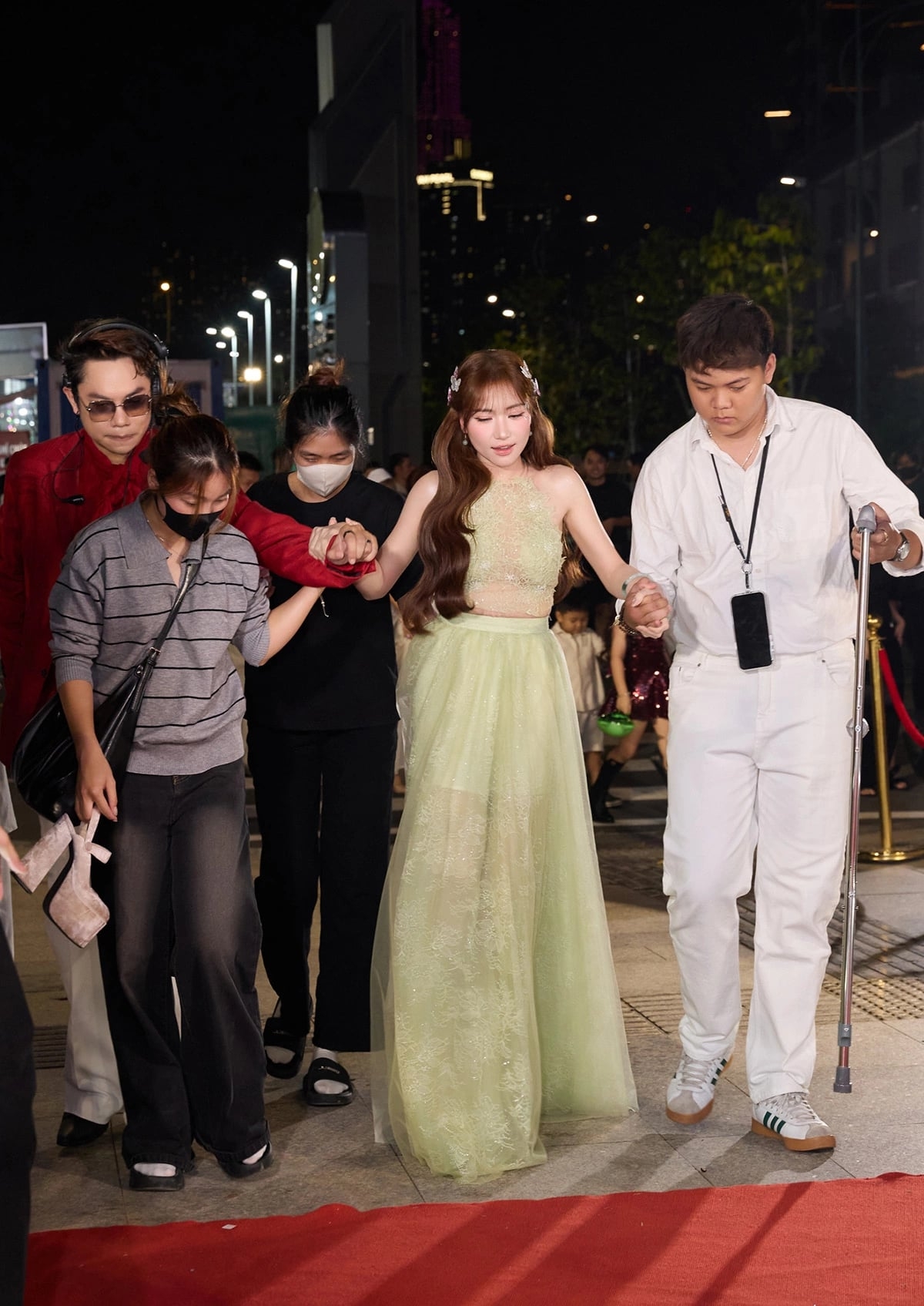 Hòa Minzy gây chú ý khi xuất hiện ở lễ trao giải Harper's Bazaar Star Awards 2025 tại TP HCM. Cô được 4 cộng sự hỗ trợ dìu lên thảm đỏ. Trước đó, Hòa Minzy phải di chuyển bằng xe lăn và chống nạng. Đại diện của ca sĩ cho biết cô mới gặp tai nạn, chấn thương ở chân nhưng vẫn cố gắng tới lễ trao giải.