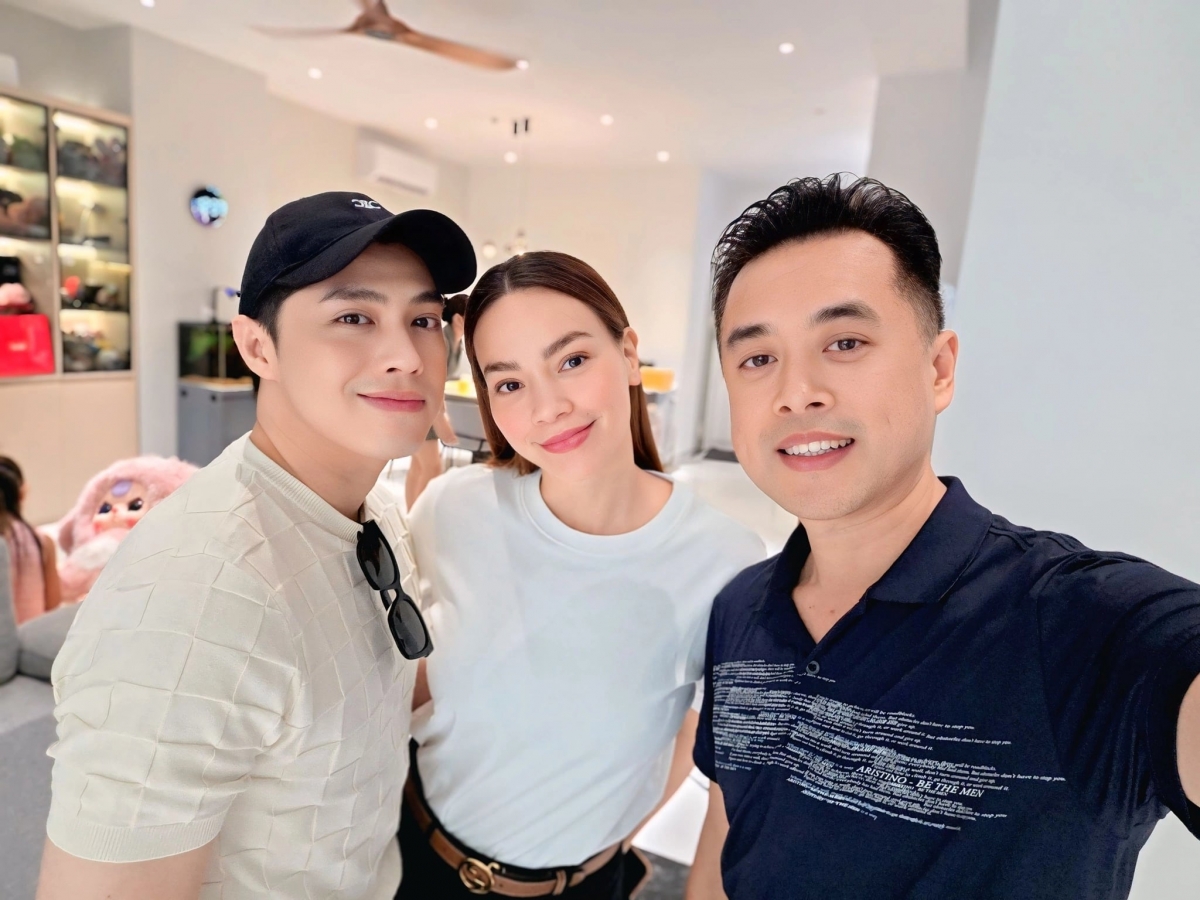 Noo Phước Thịnh và Hồ Ngọc Hà đến thăm nhà nhạc sĩ Dương Khắc Linh để bàn bạc về dự án âm nhạc mới. Cả ba sẽ hợp tác trong sản phẩm dự kiến ra mắt vào tháng 12.