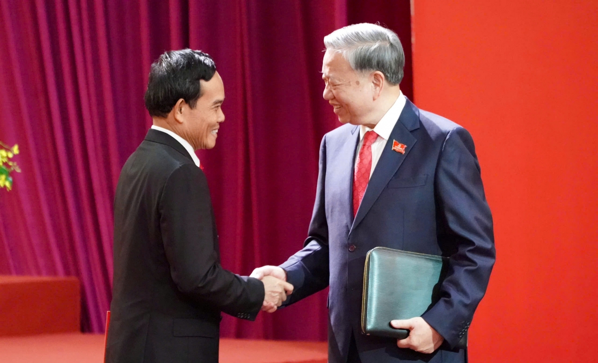 Tổng Bí thư Tô Lâm trao đổi với Bí thư Thành ủy TP.HCM Trần Lưu Quang.